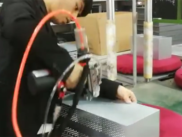 監(jiān)控儲存設備拉鉚現(xiàn)場