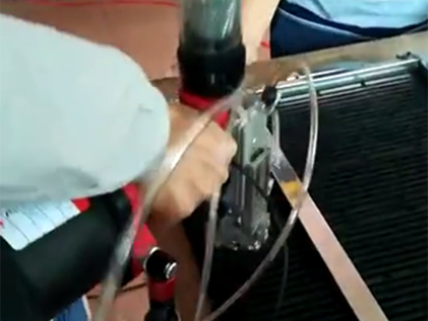 靜電板車拉鉚現(xiàn)場