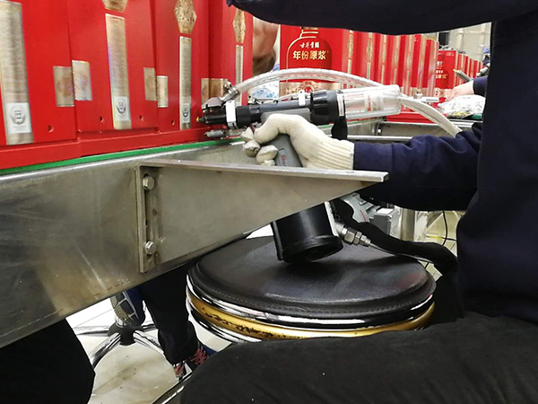 古井貢酒酒盒拉鉚現(xiàn)場(chǎng)