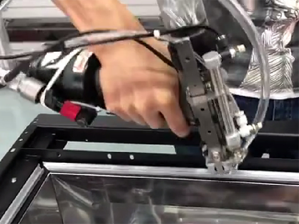 消毒柜拉鉚現(xiàn)場(chǎng)