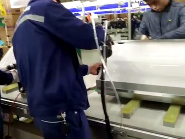 萬(wàn)和抽油煙機(jī)拉鉚現(xiàn)場(chǎng)