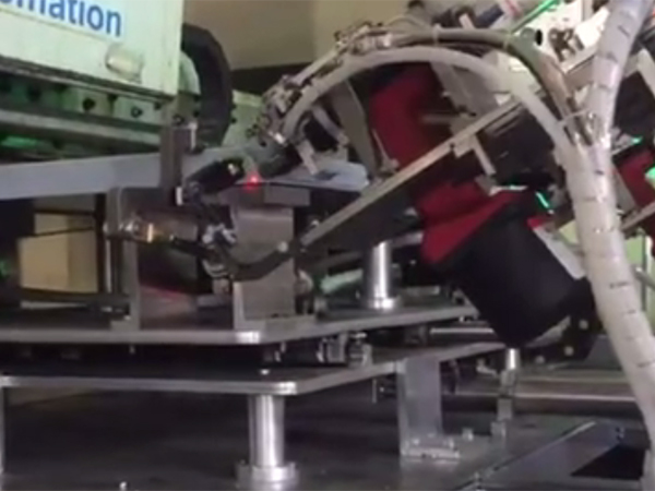 拉釘機(jī)配合機(jī)械手