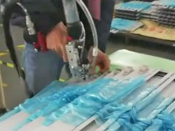 戶外露營(yíng)帳篷支架拉鉚現(xiàn)場(chǎng)