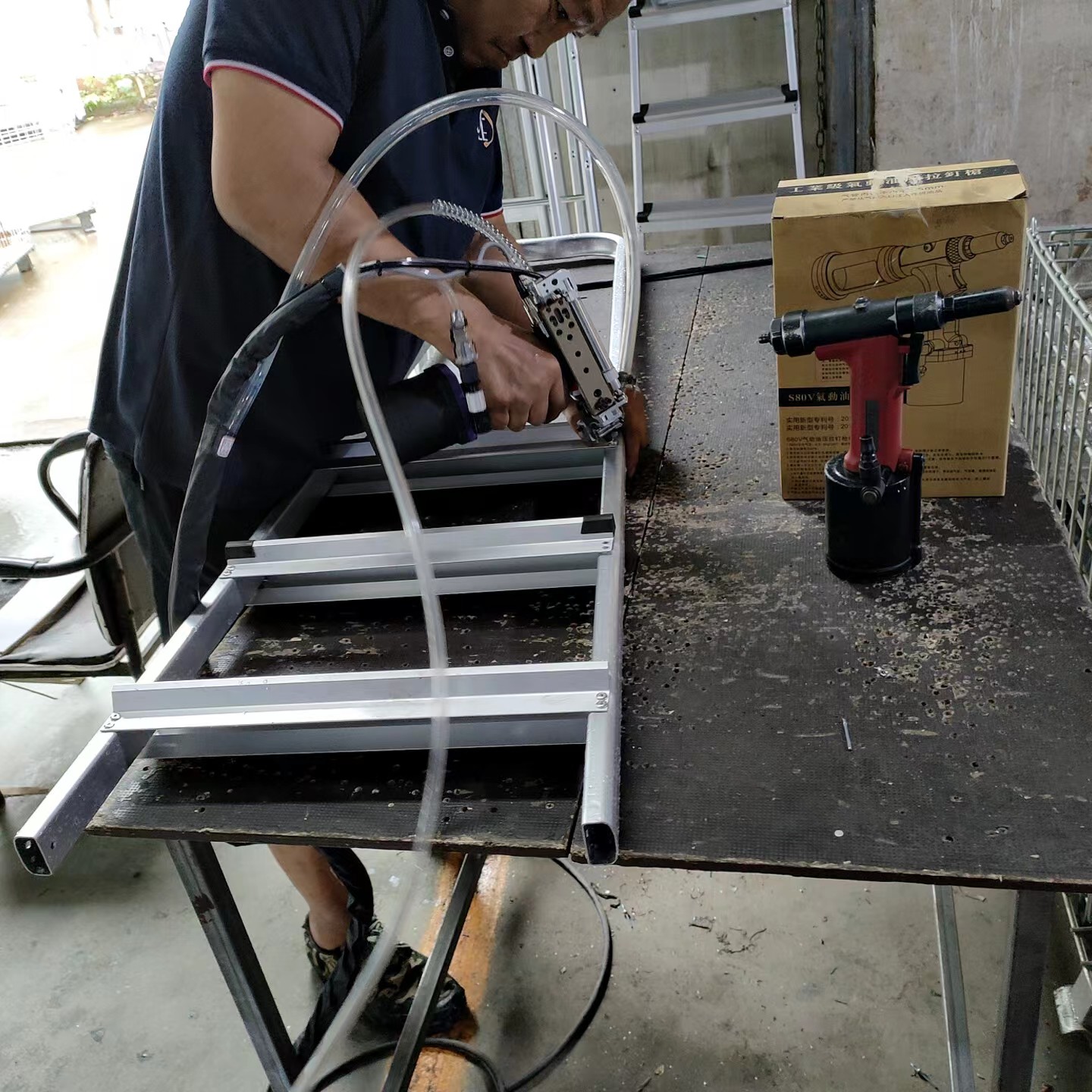 鋁梯拉釘機(jī)使用現(xiàn)場(chǎng)