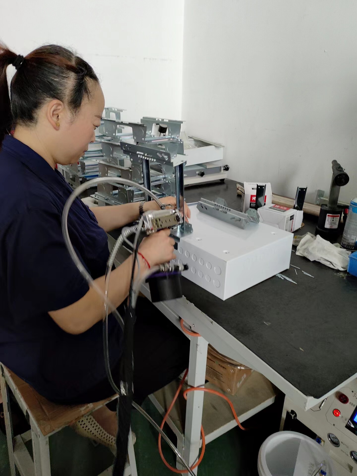 控制箱拉釘機(jī)使用現(xiàn)場(chǎng)