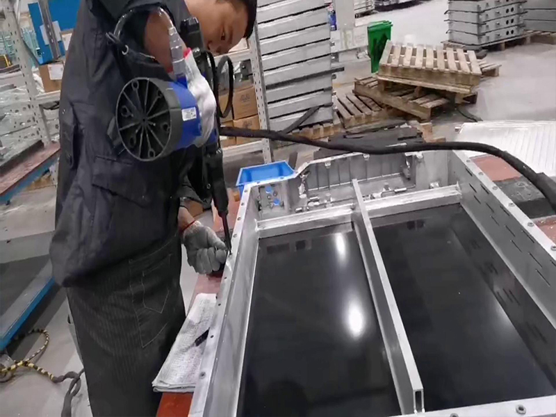新能源電池包監(jiān)控鉚螺母工具使用現(xiàn)場(chǎng)